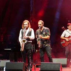 Zwei Männer welche Saxophon spielen.